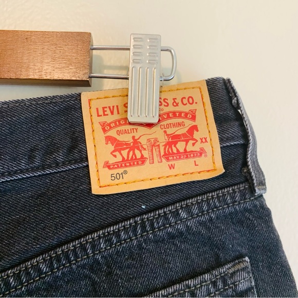 Levis 501 black denim cut off shorts size 29 - Picture 7 of 8